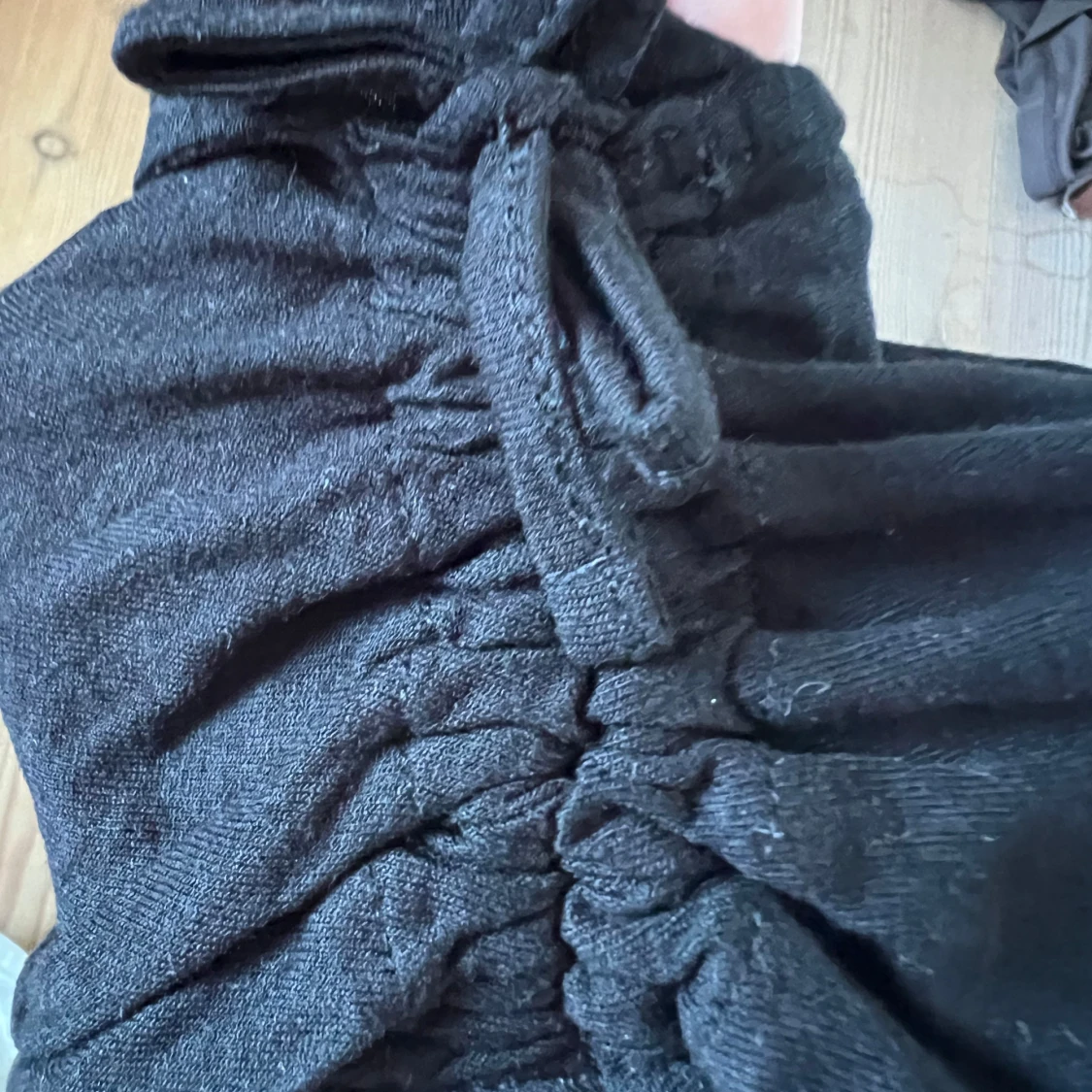 Svart oneshoulder topp från Ellos - 1