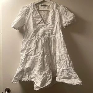 Zara vit sommarklänning  - Jättefint skick!😍 Inget att anmärka på