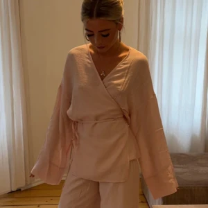 Ljusrosa blus från designbysi💗 - Säljer en helt oanvänd (förutom provad)  ”Rikki blouse with tie detail” från DesignbySi. Det står att den är xs/s men när jag provade den upplevde jag den vara för stor, mer runt medium hållet. Original priset var 420kr, mitt pris går att diskutera💞