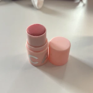 Caia Cosmetics Blush Stick Legally Blonde - Krämrouge i stickformat från Cais Cosmetics i nyansen Legally Blonde. Färgen är en fräsch, kall rosa som ger kinderna ett naturligt rosigt glow. Denna är endast testad på handen 🙃