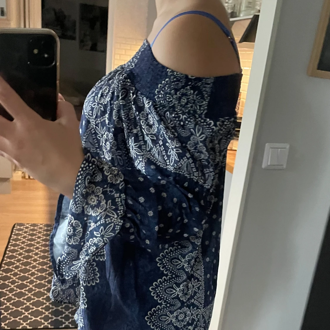 Blå offshoulder blus med mönster - 3