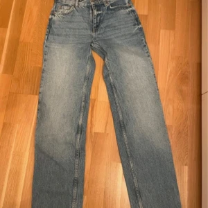 Blåa straight jeans från gina tricot - Klassiska blå jeans från Gina tricot i rak modell. normalhög midja. 