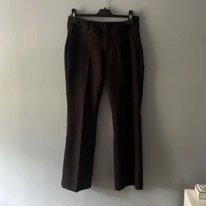 Svarta kostymbyxor från BikBok i storleken 34 petit - Svarta kostymbyxor från BikBok i storlek 34 petit. Byxorna har raka ben,  med fickor på framsidan. Materialet känns mjukt och följsamt.