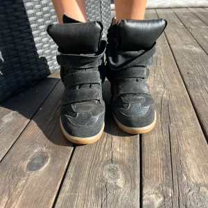 Isabel Marant skor - Super fina svarta sneakers från Isabel Marant, köpt för cirka 1 år sedan här på Plick och säljer just för att de inte kommer till användning längre. Köpte för 4 500kr och säljer för 3 700kr🌟 hör av er vid frågor🌸