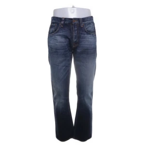 Nudie easy emil - Säljer ett par gamla par nudie jeans, Modell easy emil som har storlek 31/32, helt nya knappt använda