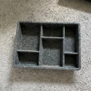 Grå sminkförvaring ikea - Mått: 40x30 cm. Perfekt för att ha i lådor och ha smink i