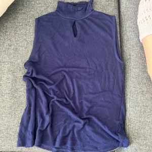 Mörkblå ribbad polotopp - Säljer en mörkblå ärmlös polotopp med ribbad struktur 💙