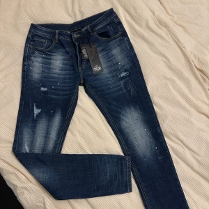 Mörkblå jeans från Kings will dream - Oanvända jeans från Kings will Dream. Ganska tighta i modellen. Kommer ej ihåg vad dem är köpta för. 34L/32W.