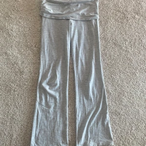Grå mjukisbyxor/yogapants💗 - Superbekväma grå yogapants från Gina Tricot. Perfekta för chill dagar eller när du vill ha något riktigt skönt på dig. Tunt och mjukt material som känns lätt mot huden. Lappen är tyvärr bortklippt