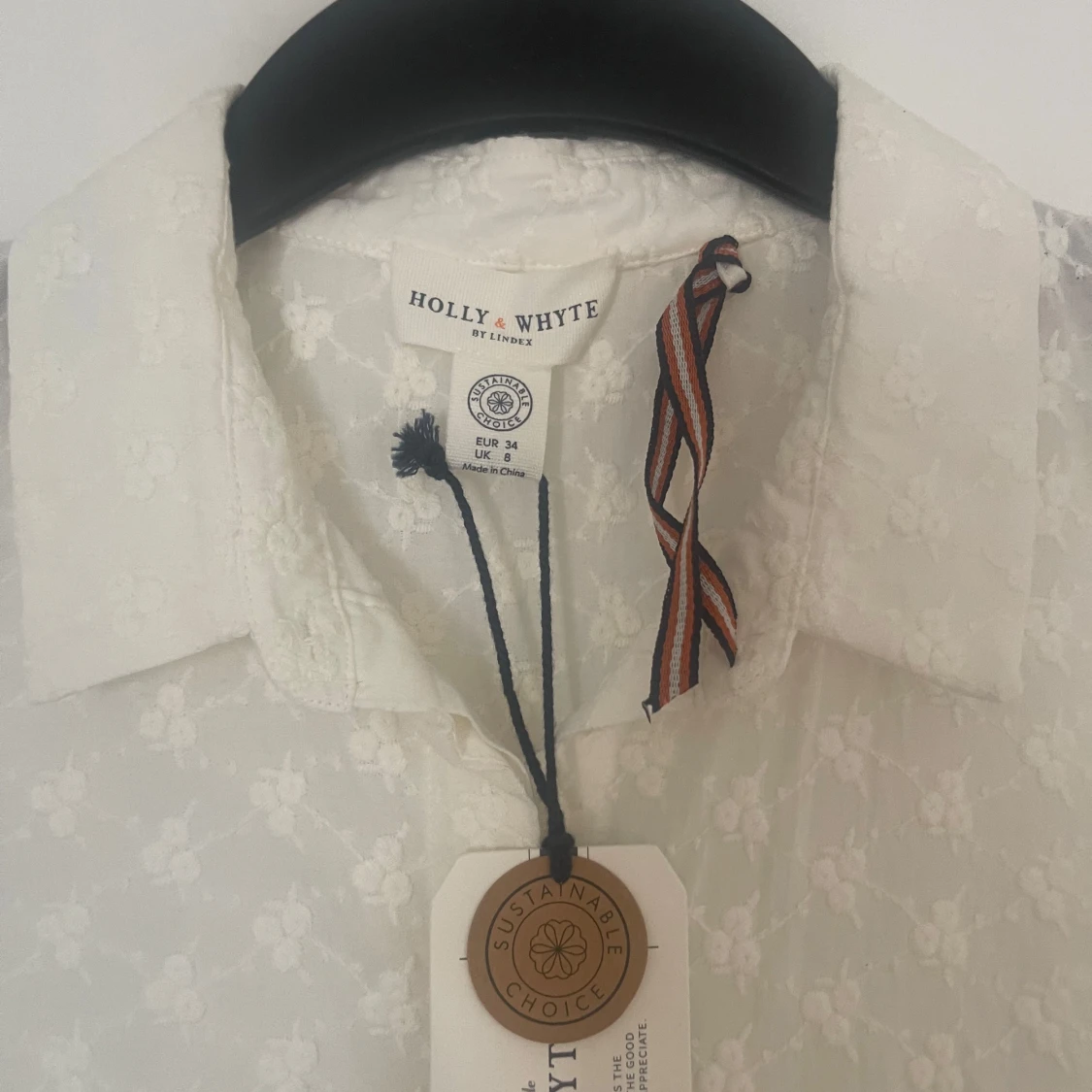 Vit blommig klänning Holly & Whyte - 1