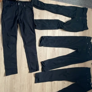 Svarta jeansbyxor från H&M, stl 29 - Säljer ett par svarta jeansbyxor från H&M i storlek xs. Klassisk femficksmodell med raka ben och silverfärgade nitar. Snygg och enkel design som funkar till det mesta. Materialet är mjukt och stretchigt för extra komfort. För alla 4 så kostar det 400 men 50 styck😊