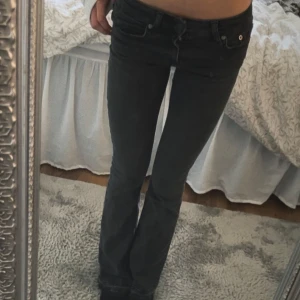 Svart/ mörkgråa bootcut jeans!  - Säljer ett par svarta jeans med bootcut-modell! Jeansen är uppsprättade och sydda i kanten så alltså proffsigt gjort! Ca 4 cm längre än innan!🖤pris går att diskutera! 