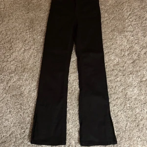 Svarta bootcut jeans  - Säljer dessa svarta jeans från Gina tricot i modellen Molly, det är hög midja och slits nedtill, storlek xs🩷 har aldrig kommit till användning då dom va för korta för mig🌸