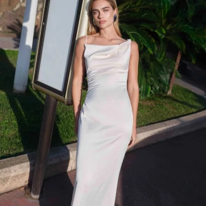 ADOORE balklänning  - Så fin krämvit satin klänning från adoore, balklänning eller annat tillfälle. Skriv för egna bilder så fin💗💗