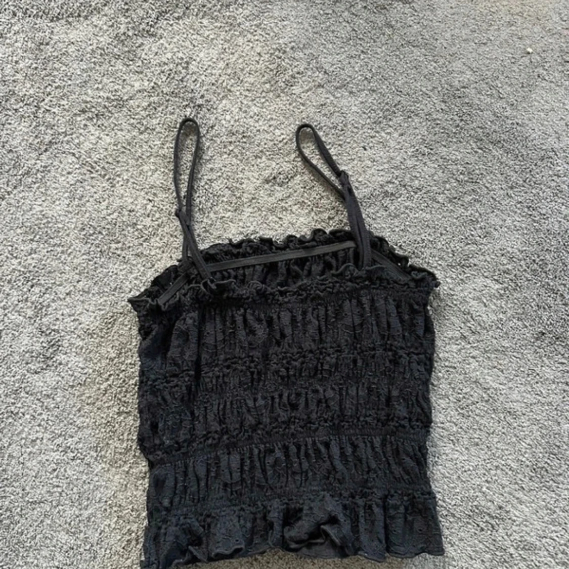 Svart volangig linnetopp