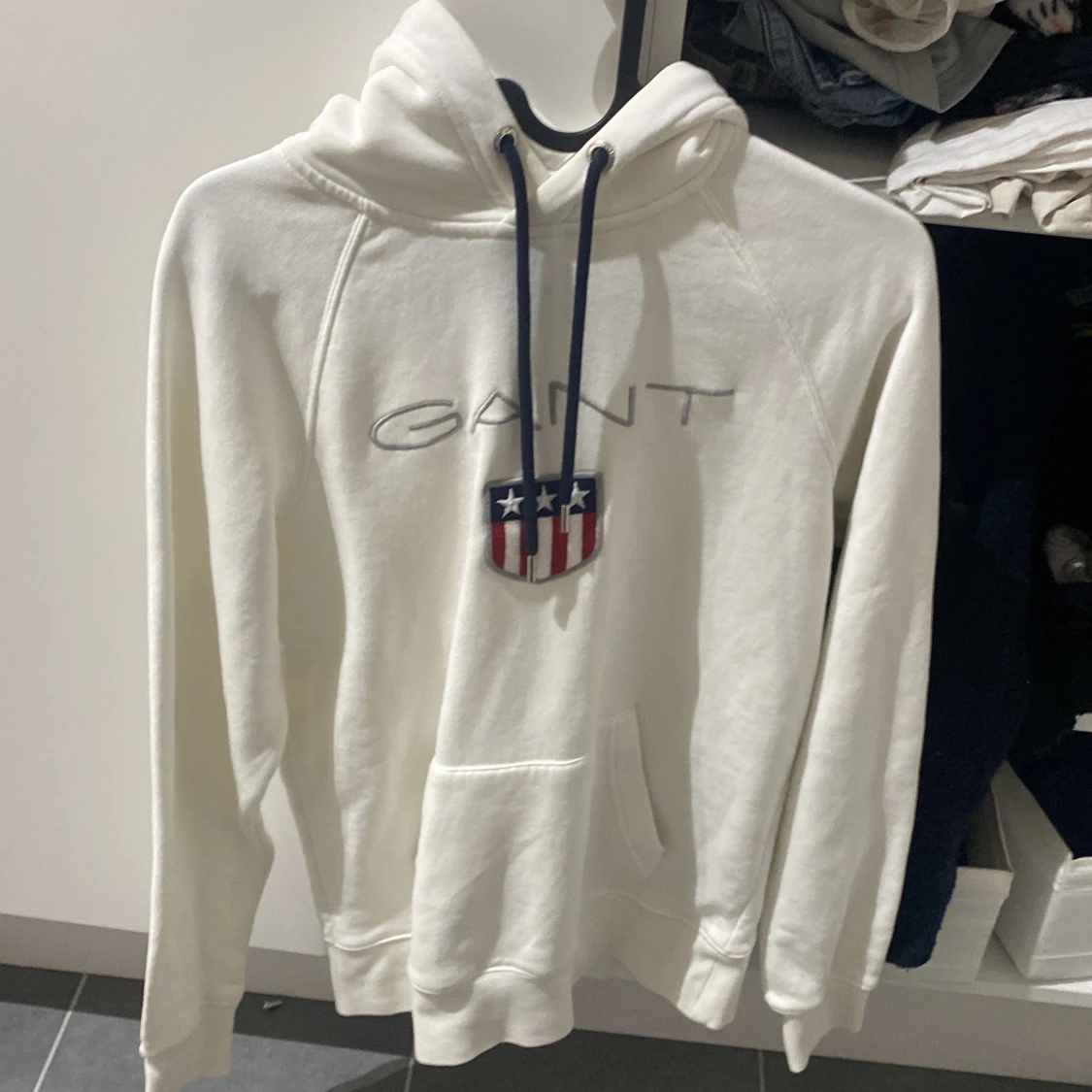 Vit hoodie från GANT med broderad logo