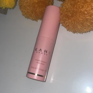 Kahi Wrinkle Bounce Multi Balm - Koreanska Kahi Wrinkle Bounce Multi Balm är perfekt för att ge huden extra glow och fukt, och innehåller Jeju Origin Oil. Enkel att applicera direkt på huden tack vare stickformatet.          Ordinariepris: 399kr