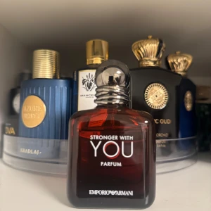 Emporio Armani Stronger With You Parfum 50 ml (mängd enl sista bilden) - Framtagen för den självsäkra mannen som utstrålar styrka och sensualitet. Upplev det mest intensiva kapitlet i Emporio Armani Stronger With You.  Toppnoter: Rosépeppar, elemi Hjärtnoter Lavendel, salvia Basnoter: Läderaktig vanilj, kastanjeackord