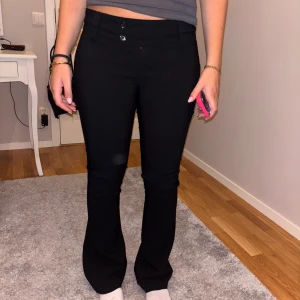 Low waist kostymbyxor  - Säljer dessa jättepopulära low waist kostymbyxor som är slutsålda. Det är inte en fläck man ser på första bilden utan de är när jag fota med blixt det blev så!