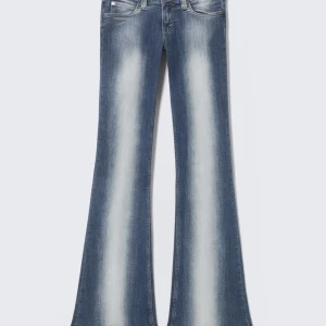 Blå bootcut jeans med blekta detaljer - Säljer ett par blå bootcut jeans med tydliga blekta partier framtill och baktill. Jeansen har låg midja och sitter riktigt bra. Har inte kommit till användning på länge så söker en ny ägare ❣️ 