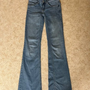Blå bootcut jeans med låg midja - Snygga ljusblå jeans med bootcut och låg midja från nelly. De är endast använda några få gånger. Storlek 32 och är normal i storleken.  Hör av dig till mig vid eventuella frågor! 😊