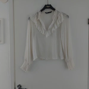 Blus - Blus i jättefin skick.