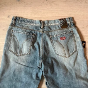 Miss Sixty ljusblå jeans med raka ben - Snygga ljusblå jeans från Miss Sixty med klassisk femficksmodell och raka ben. Jeansen har coola slitningar och Miss Sixty-logga på bakfickan samt läderpatch i midjan. As snygga men för små för mig tyvärr 