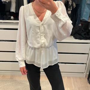 Superfin vit blus som funkar med allt! - Blusen är i bra skick förutom några defekter som på bild fem där trådar har dragits men det är inget som syns om man inte kollar nära💕