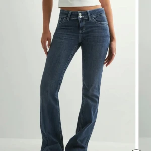 Blåa bootcut jeans från Nelly  - Säljer de populära jeansen från Nelly, de är använda sparsamt och är i jättefint skick! Storlek 36/38