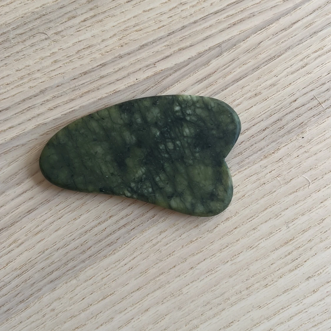 Grön gua sha-sten i jade