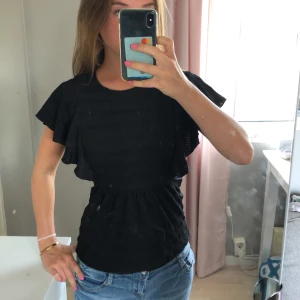 Svart blus med volangärmar - Jättesöt svart blus🥰Använt nån enstaka gång annars är den i princip ny. Hör av dig vid minsta fråga!