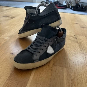 Navy Philippe Model sneakers i mocka - Stilrena skor från Philip model. Hyfsat skick. Inga skador förutom att det är lite sliten mocka. Ingen box eller kvitto.Storlek 42 men passar också 43.Hör av er om ni har några funderingar!
