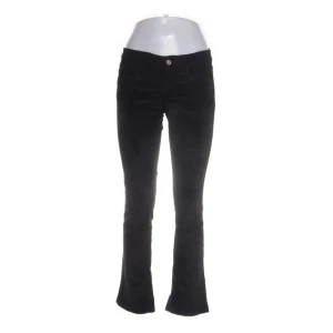 Svarta Jeans - Snygga svarta jeans utan bakfickor. Köpt från Sellpy 80kr, säljes för 70kr. Fint skick! Skinny jeans. Skriv om ni har några frågor! 