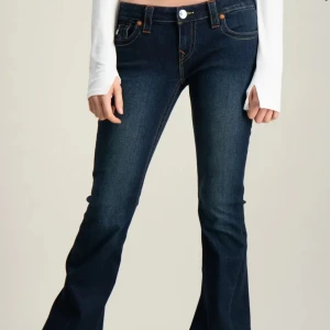 Mörkblå true religon jeans - Säljer dessa jättesnygga true religion jeans som tyvärr har blivit lite stora🥰