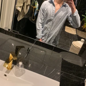 Ljusblå Tommy hilfiger skjorta - Storlek Xs passar 175-180. Använd fåtal gånger. 100% äkta. Slim fit material gör att den sitter bättre på kroppen.