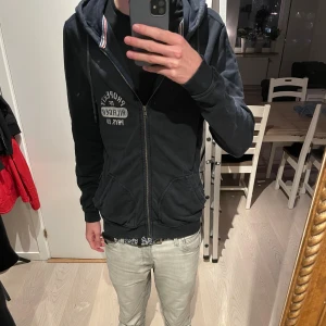 Tommy hilfiger full zip - Säljer nu denna snygga Tommy hilfiger zipen. Tröjan har inga defekter såklart. Skriv om ni har några frågor.