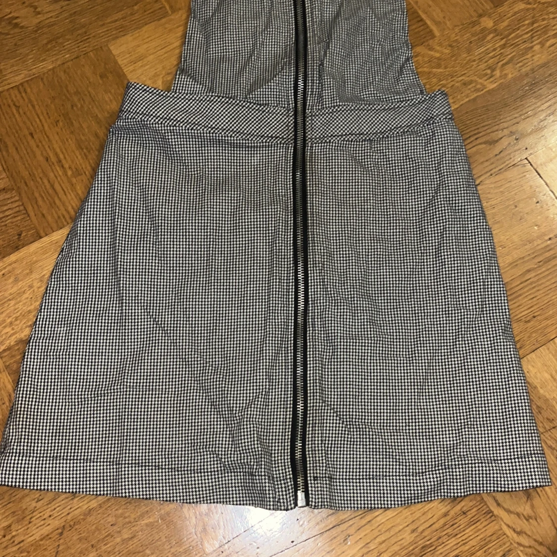 Svartvit rutig hängselklänning med dragkedja - 2