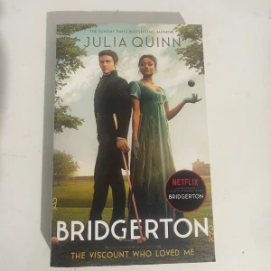 Bridgerton: The Viscount Who Loved Me - En charmig och romantisk bok som inspirerat Netflix-serien Bridgerton. Perfekt för dig som gillar historiska miljöer, kärlek och drama. Följ karaktärernas äventyr i det brittiska societetslivet!