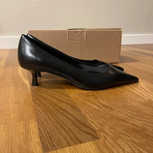 Svarta pumps med spetsig tå från mango - Svarta pumps från mango i storlek 37. Skorna har en spetsig tå och låg klack