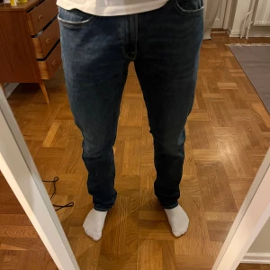 Mörkblå Replay Grover Jeans  - Säljer dessa riktigt snygga jeans ifrån replay i topp skick⭐️ storleken är 33/33 och färgen är mörkblå🙌 bara att höra av sig vid minsta fråga eller fundering😊