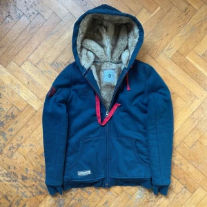 Hoodie med päls foder - Skitsnygg hoodie med pälsfoder. Storlek XS. Jättevarm hoodie bra för vintern/hösten. Mått: (längd 62cm) axelbredd(39cm). Fraktas samma dag. 