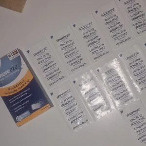 Snoreeze Munremsor - Remsorna behandlar den främsta orsaken till snarkning genom att strama åt och smörja mjukvävnaden i svalget. Man lägger de i gommen och de smälter långsamt. De ger bevisad effekt i upp till 8 timmar. Produkten innehåller naturliga ingredienser.  Öppnad förpackning då killen provat 3 gånger men gillade inte att använda de (men de hjälpte). Alla remsor är individuellt förpackade och i nyskick.