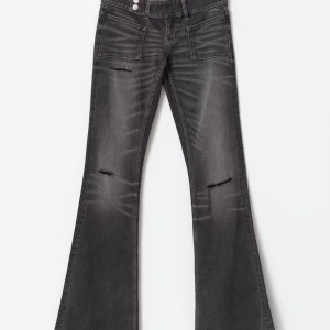 Bootcut svarta jeans med slitningar - Säljer mina super snygga bootcut jeans från Gina Young 14+. Storlek M. Slutsålda i storlek Xs, S och M på ginas hemsida. Fem är som helt nya. Vill du ha fler bilder på hur dem ser ut så skriv till mig! Nypris 360kr mitt pris - 250 