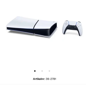 PlayStation 5 - PlayStation 5 med original DualSense-kontroll. Konsolen har en modern design i vitt och svart, och ser ut att vara i mycket gott skick utan synliga repor eller skador. Perfekt för gaming med kraftfull prestanda och snabb SSD.