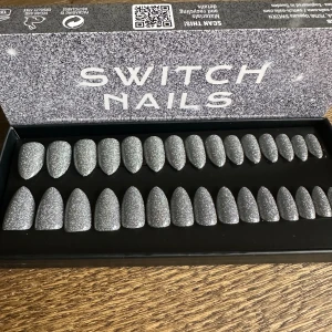 Switch Nails Silver Flash Almond Short - Helt oanvända Switch Nails i färgen Silver Flash. Form: Almond Alla tillbehör följer med.  