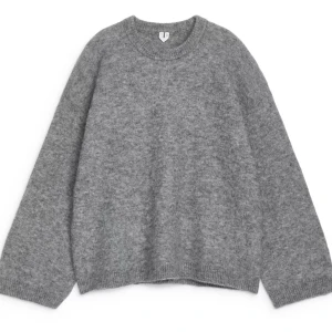 Grå stickad tröja från Arket - Grå stickad tröja från Arket med rund hals och loose passform. Är i storlek M men passar även S om man vill ha lite mer oversized-look. Nypris 999 kr. Skriv för mer info eller fler bilder💕