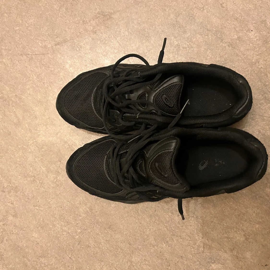 Svarta Asics sneakers strl 43.5 - 1