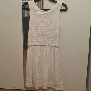 Vit ärmlös klänning med broderi - Superfin vit ärmlös klänning med broderade detaljer och spetsmönster. Supermysig under sommaren när det är svala kvällar eller varma dagar❤️❤️