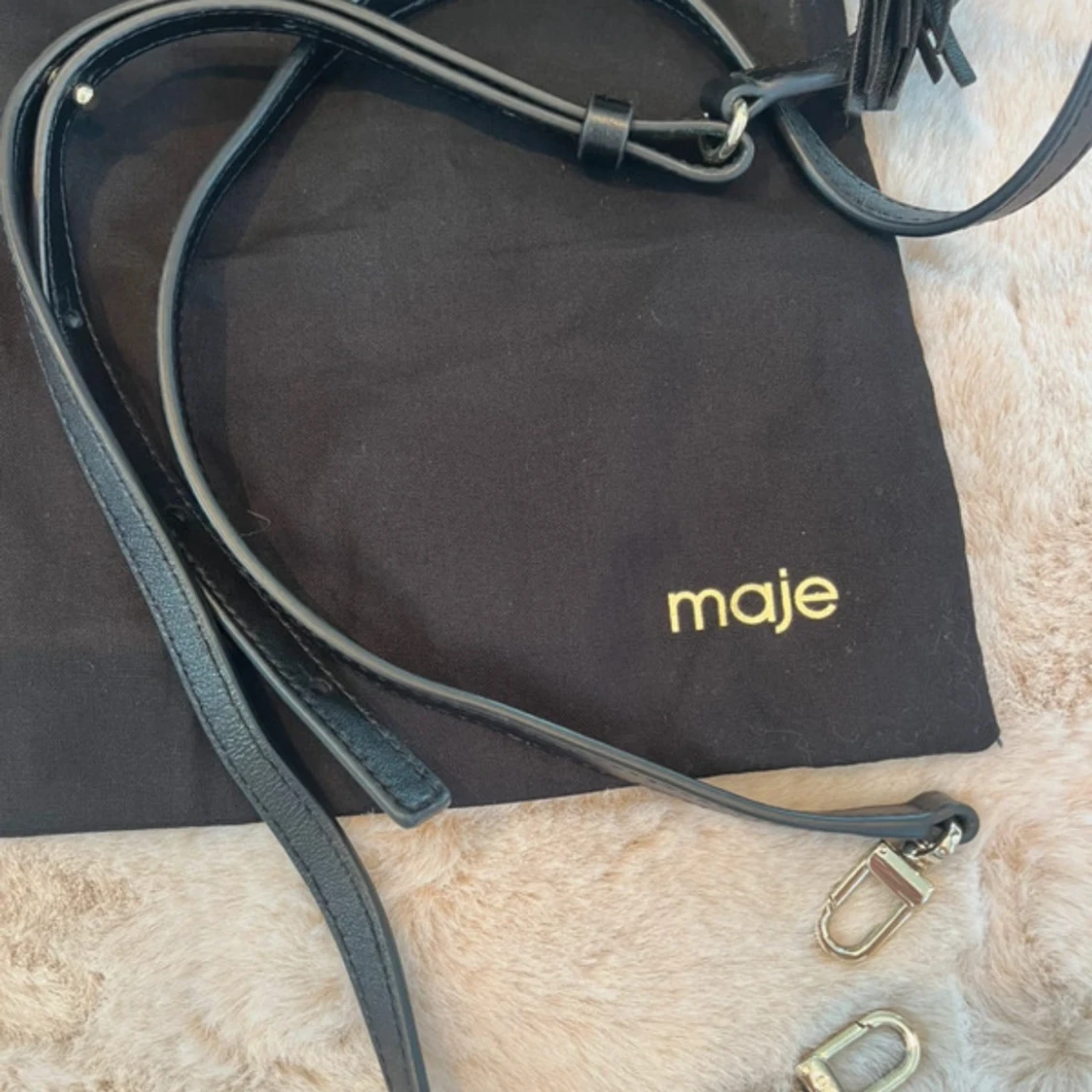 Svart handväska med fransar från Maje - 4