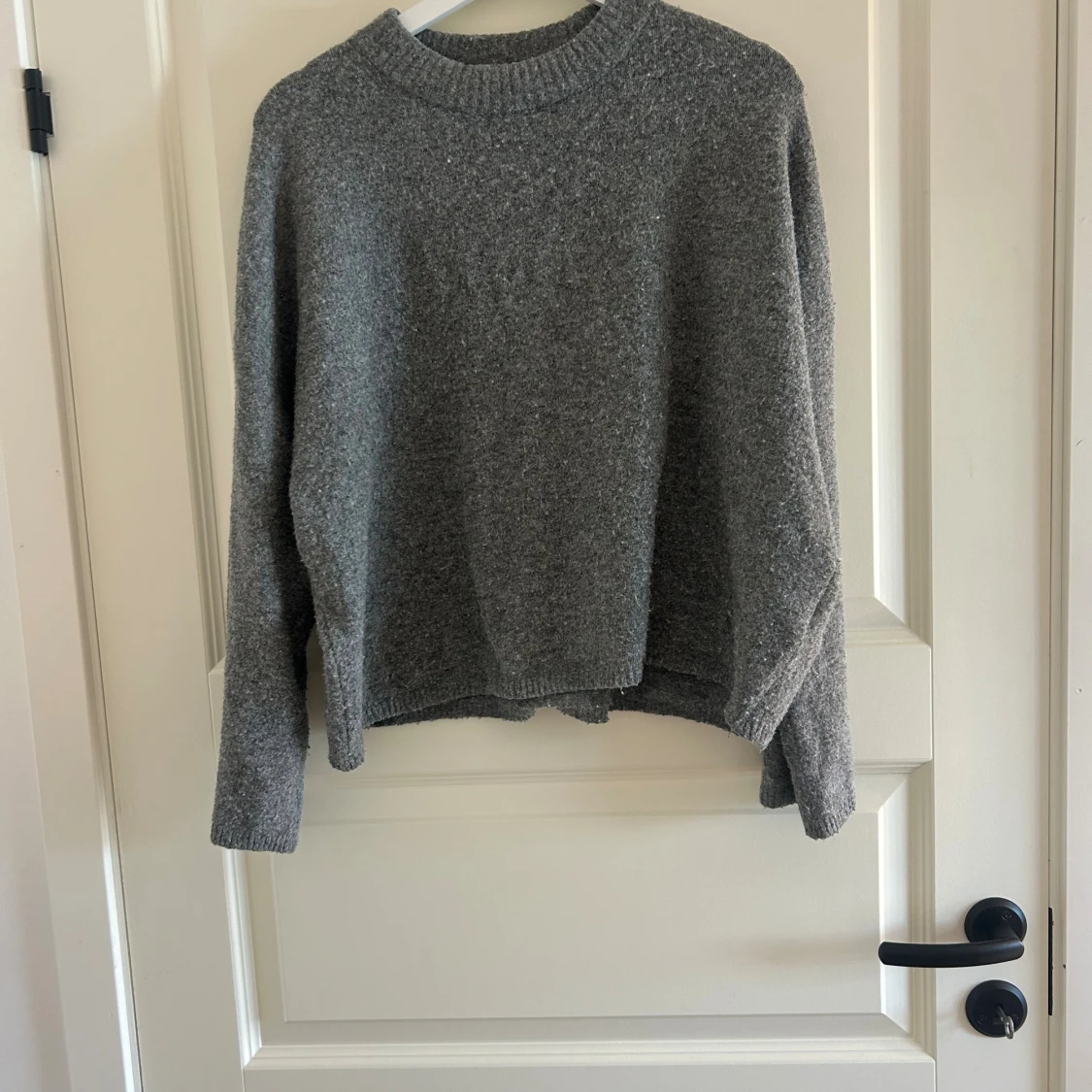 Grå stickad tröja med loose fit